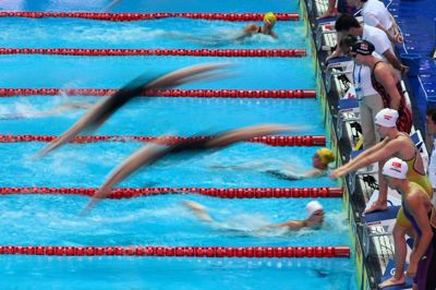 Den danske svømmer Jeanette Ottesen (trejde fra højre) venter på at hoppe i vandet ved langbane-VM i den sydkoreanske by Gwangju. Sammen med Julie Kepp Jensen, Signe Bor og Emily Gantriis svømmede hun 4 x 100 meter på 3 minutter og 42,20 sekunder.