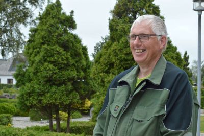 Svend Erik Hansen har i 25 år været tilknyttet kirken i Isenvad, hvor han sætter stor pris på kombinationen af at være graver og kirketjener. ?Foto: Laila Kempel