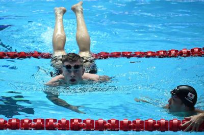 Adam Peaty (tv.) forbedrede søndag sin egen verdensrekord i 100 meter brystsvømning med mere end to tiendedele.