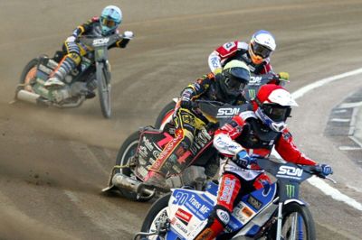 De danske speedwaykørere kæmpede for en semifinaleplads ved par-VM i Rusland, men det lykkedes ikke for Leon Madsen (rød hjelm), Frederik Jakobsen (blå hjelm) og Niels-Kristian Iversen.