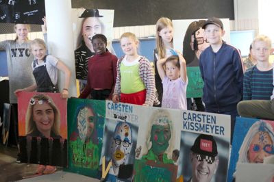 Carsten Kissmeyers og Birgitte Vinds valgplakater havde fået et noget anderledes udtryk efter børnenes behandling. Anton ses som nr. 2 fra højre (med kasketten).?Foto MIkael Lund