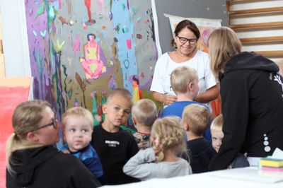 Den polske kunstner, Mariola Landowska, forsøger at forklare børnene fra Gludsted Børnehus om et af sine værker. ??Foto: Mikael Lund