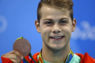 Tamas Kenderesi er blevet tilbageholdt af sydkoreansk politi, som har udstedt et udrejseforbud til svømmeren. Her ses han med sin OL-medalje i Rio.