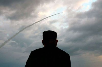 Et billede taget fra den statslige nordkoreanske tv-station KCTV viser Nordkoreas øverste leder, Kim Jong-un, der overværer prøveaffyringen af et ballistisk missil tidligt onsdag morgen. Torsdag er der tegn på, at nordkoreanerne igen har foretaget en prøveaffyring.