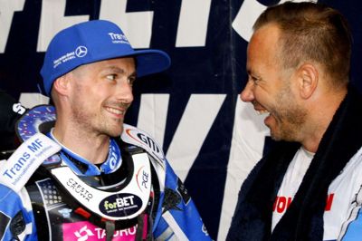 Får en kommende verdensmester råd af en eksverdensmester her? Leon Madsen (til venstre) og Nicki Pedersen (til højre) ses her under sidste uges EM-grandprix. (Arkivfoto).