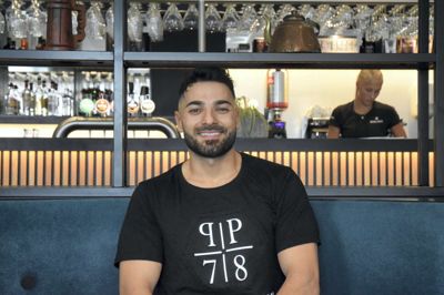 Mustafa Acar i Café Nohr, der ligger i lokalerne, hvor Danske Bank Ikast tidligere hørte hjemme. Foto: Jacob Hove