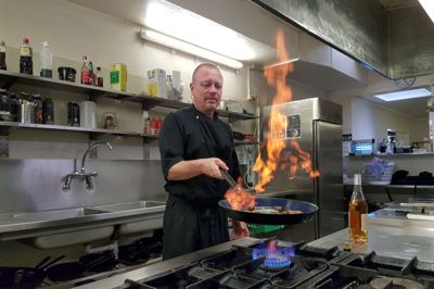 Køkkenchef Michael Petersen er klar til, at Hotel Medi fra torsdag til lørdag deltager i EAsT Street, hvor flere af midtbyens spisesteder er gået sammen om at tilbyde ekstraordinær udeservering. ?Foto: Thomas Vang Nielsen