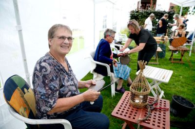 Haven bag Den gamle Købmandsgård i Uhre dannede lørdag ramme om et kursus i pileflet. Her Lis Mercy Jakobsen, formand for Brande Havekreds. ?Foto: Flemming Hansen