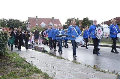 Bording Tamburkorps stod for musikken og gik forrest.