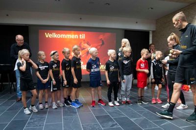 De nye elever på Guldminen blev budt velkommen i døren af forstander på Idrætsskolerne Ikast Torben Østergaard og FC Midtjyllands direktør Claus Steinlein. På billedet her ses daglige leder Svend Erik Schmidt (tv.), mens en af skolens undervisere tidligere håndboldstjerne Conny Hamann-Boeriths står til højre i billedet. Foto: Tom Laursen