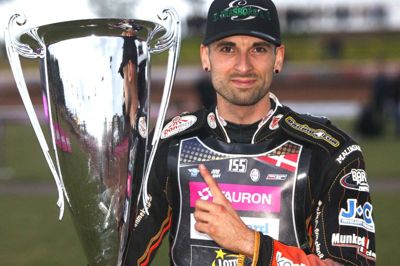 Mikkel Michelsen triumferede ved lørdagens EM-grandprix i Vojens. Her vandt den 24-årige dansker og kravlede op på en samlet tredjeplads i EM-serien inden sæsonens sidste grandprix. På lørdag skal han køre VM-grandprix i Sverige.