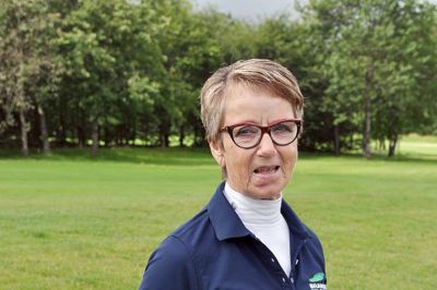Kamma Bundgaard, formand for Paragolf-udvalget i Brande Golfklub bød deltagerne velkommen til lørdagens Paragolf-match og udtrykte ønsket om en god dag på golfbanen.