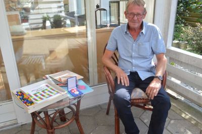 40 års jubilaren Jørgen Starcke-Jensen i udestuen sammen med Dronnings Fortjenstmedalje samt et lille udsnit af lærebøger og spillemagasin. ?? Foto: Flemming Thulstrup