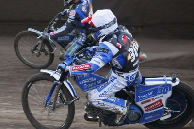 Leon Madsen (hvid) udbyggede lørdag sin samlede føring i VM-serien, da han blev nummer to i speedway-grandprixet i Sverige.