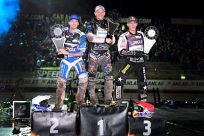 Leon Madsen (tv) var stærkt tvivlsom til lørdagens speedway-grandprix i Sverige, hvor han kæmpede sig til en andenplads og alene fører i den samlede VM-stilling.