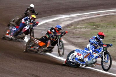 Mikkel Michelsen ses her med blå hjelm under lørdagens VM-grandprix i den svenske by Målilla.
