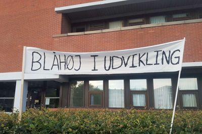 Banner foran rådhuset i forbindelse med byrådsmøde om blandt andet lukningsplanerne. Foto: Thomas Vang Nielsen