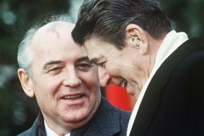 INF-aftalen, der forbød opstilling af mellemdistanceraketter i Europa, blev indgået i 1987 mellem Sovjetunionens leder, Mikhail Gorbatjov, og USA's præsident, Ronald Reagan. Nu er INF-aftalen skrottet, og USA gennemfører test med mellemdistanceraket.