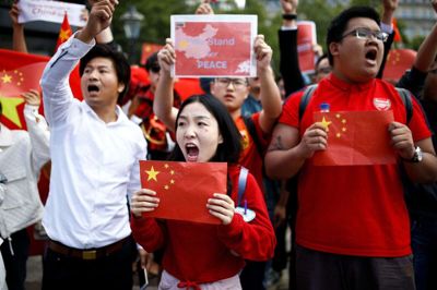 Prokinesiske demonstranter på gaden i Hongkong for at støtte det kinesiske regime. Ifølge Twitter står Kina bag en misinformationskampagne på de sociale medie for at skabe uro i Hongkong.