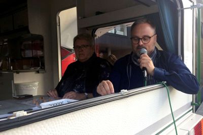 Bankoopråber Thomas Jakobsen var som sædvanlig fuld af numre. Bagved ses hans trofaste højre hånd, Joan Nobis. ?Foto: Laila Kempel