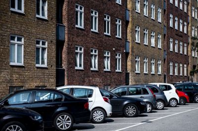 Københavns Kommune gør timeparkering gratis for elbiler, mens prisen sættes op for parkering af alle andre biler, både timeparkering og beboerparkering. Fremover vil de koste 4000 kroner årligt at have parkeringslicens til de mest svinende biler. (Arkivfoto)