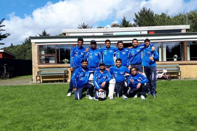 Ikast Brande Cricket Club. Stående fra venstre er det Vikash Kumar, Amol Ghute, Shravan Kumar, Mithilesh Kumar, Akshay Dubey og Mate. Siddende fra venstre er det Tuhin Bose, Srinivas Kosuri, Ameya Mehendale (kaptajn) og Kunal Kishor. Foto: Privatfoto