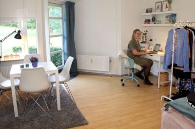 Julie Bloch Hornsved i sit værelse på det nye kollegium, IBG Dorm. Foto: Privatfoto
