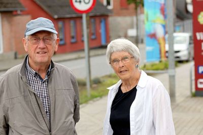 Birgit og Ejvind Hansen, Nr. Snede, er ikke tvivl om at Infohytten benyttes bl.a. af cyklende og vandrende. Foto: Ejgil Jessen Hansen