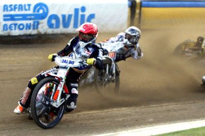 Niels-Kristian Iversen med rød hjelmfarve havde god fart i speedwaycyklen, da han lørdag kørte sig til en plads i næste års VM-serie.