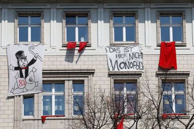 Lejere protesterer mod stigende huslejer på Karl-Marx-Allee i Berlin. Mange indbyggere i den tyske hovedstad er bekymrede over spekulation i ejendomme, som gør mange lejligheder for dyre for dem at bo i. (Arkivfoto)