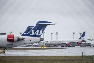 De langdistancefly, som SAS normalt bruger til at flyve til Kina, kommer til at stå parkeret indtil 29. marts. Dermed vinker SAS farvel til indtægter på 140 millioner kroner, vurderer analytiker. (Arkivfoto)