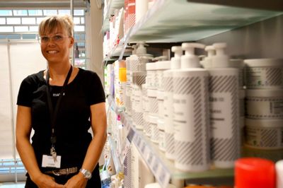 Jannie Pedersen har kun en uge tilbage i Matas-butikken i Ikast. Her har hun gennem de sidste 24 år været et kendt ansigt. Forude venter en uddannelse som fodplejer og livet som selvstændig på en klinik i Silkeborg. ?Foto: Laila Kempel