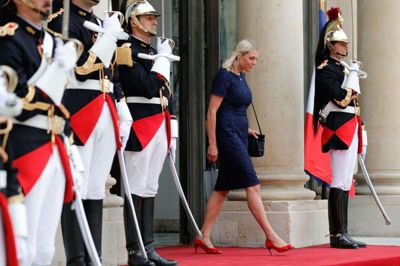 Forsvarsminister Trine Bramsen (S) har onsdag besøgt et center for bekæmpelse af hybridtrusler i Helsinki, som Danmark bidrager til. (arkivfoto fra besøg hos præsident Emmanuel Macron i Paris)