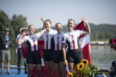 Ida Jacobsen, Frida Sanggaard Nielsen, Hedvig Rasmussen og Christina Johansen fejrer bronzemedaljen ved VM i roning.