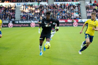 Sory Kaba løber forbi Brøndbys norske forsvarsspiller Sigurd Rosted. Foto: Tom Laursen
