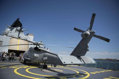 Søværnets ni danske Seahawk-helikoptere kan se frem til at få påmonteret højteknologisk sonarudstyr til at jage ubåde med. Det står klart, efter at det amerikanske forsvarsministerium har godkendt en handel med Danmark til 1,3 milliarder kroner.