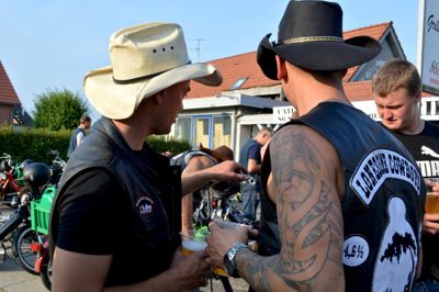Knallertrockerne Lonesome Cowboys var lørdag værter for et knallertræf i Bording. ?Foto: Laila Kempel