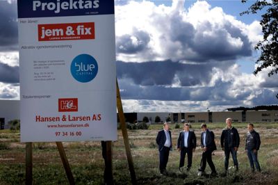 Opførelsen af en ny butik til lavprisbyggemarkedet Jem & Fix er sat i gang nær motorvejstilkørsel Ikast Ø. Når byggeriet står færdig til foråret, flytter Jem & Fix fra den nuværende placering på Thomas Poulsens Allé. Fra venstre ses direktør i udviklingsselskabet Projektas A/S, Preben Kristensen og udviklingschef i Jem & Fix A/S, Kell Fogh. I midten står borgmester i Ikast-Brande Kommune Ib Lauritsen (V). I højre side af billedet ses Karsten Larsen og Mads Hyldal, der begge er fra totalentreprenøren Hansen og Larsen A/S. ?Foto: Henrik Ole Jensen