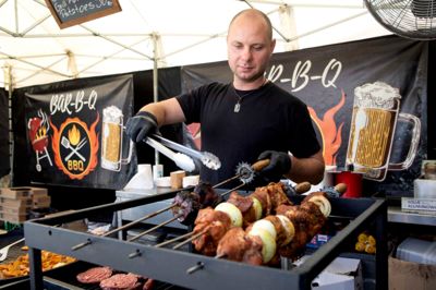 Rafael Cyras smed straks eftermarkedets åbning nogle kebanspyd på grillen. Han ser frem til de kommende dage i Ikast. ?Foto: Tom Laursen