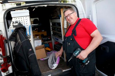Kaj Poulsen nyder at blive sendt ud til kunder for at løse opgaver. Som et slags akutberedskab, står Elexperten og Kaj Poulsen. ? Foto: Flemming Hansen