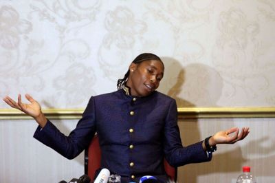 Caster Semenya har skrevet kontrakt med den sydafrikanske klub JVW FC, men kan først komme på banen næste år.