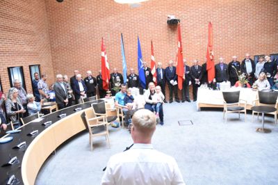 Viceborgmester Simon Vanggaard (DF) stod for dagens første tale i byrådssalen: - Vi er samlet her for at ære de mennesker, der har valgt at sætte deres liv på spil for vores fædreland, sagde han. Foto: Jacob Hove
