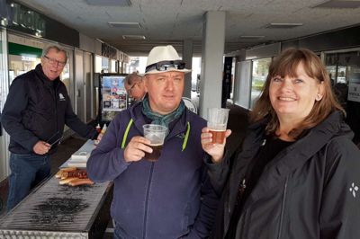 Sydlandske temperaturer kan Ikast ikke byde på denne weekend, men med arrangementet EAsT Street gøres meget for at skabe god stemning og masser af spisemuligheder langs Østergade. Her er det Bjarne Hansen fra Vejle og Tina Nielsen fra Ikast, der smager på varerne fra Bøllingsø Bryghus, mens Jesper Lindstrøm i baggrunden serverer lækre frankfurtere fra Østerport Slagter. ? Foto: Thomas Vang Nielsen