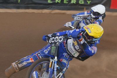Leon Madsen (hvid hjelm) havde en dårlig aften i Vojens, mens polske Bartosz Zmarzlik (gul) vandt og lagde afstand i den samlede stilling.