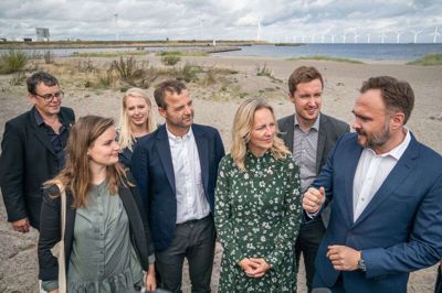Når klima-, energi- og forsyningsminister Dan Jørgensen (S-th.) skal blive enige med sine støttepartier om, hvordan en klimalovs målsætninger skal blive til virkelighed, vil Enhedslisten med Søren Egge Rasmussen og Mai Villadsen(Nummer et og to fra venstre) kræve, at der blandt andet ændret på afgifterne, så varmeværker fremover fravælger biomasse af træ. (Arkivfoto)