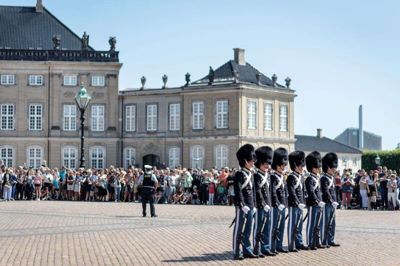 Arbejdet med at sikre Amalienborg Slotsplads er gået i gang. Det skal være færdigt i begyndelsen af 2020. Dermed vil det stå klar, når dronningen fylder 80 år 16. april.