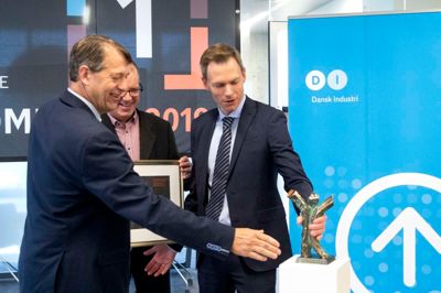 Borgmester Ib Lauritsen rækker ud for den niende statuette, som kommunen har vundet. Bagved ses formanden for Dansk Industri Midt Vest, Claus Arberg, og længst til højre er det Kent Damsgaard, direktør hos Dansk Industri. Foto: Tom Laursen