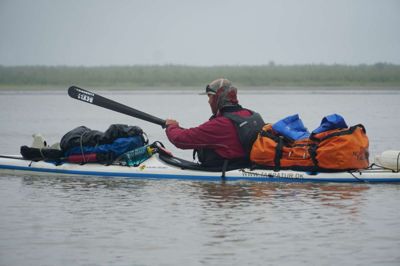 Kim Bo Larsen havde pakket sin glasfiberkajak med ca. 100 kg. proviant og grej, inden han uden nævneværdig fortræning eller kendskab til kajakteknik kastede sig i 2600 km sejlads ad Yokonfloden.