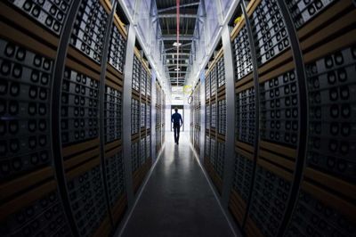 Facebook åbner torsdag tre ud af otte haller i det nye datacenter i Odense, der skal huse nogle af de sociale medies mange servere. Her ses Facebooks datacenter i Lulå i Sverige. (Arkivfoto).