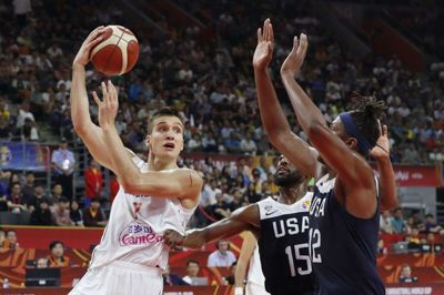 Serbiske Bogdan Bogdanovic (tv.) nedlagde det amerikanske basketlandshold med 28 point.